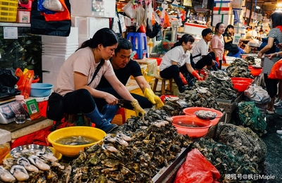 湛江海鲜市场 千元龙虾与几元云吞交织的市井烟火气